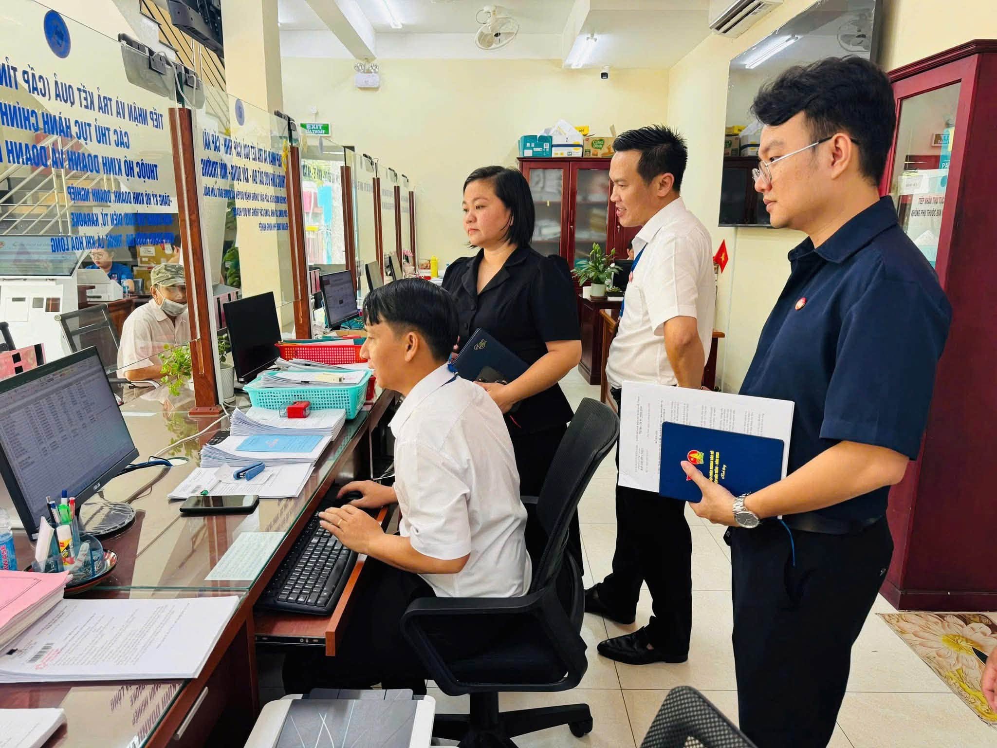 GIÁM SÁT VIỆC THỰC HIỆN CẢI CÁCH HÀNH CHÍNH TẠI TRUNG TÂM PHỤC VỤ HÀNH CHÍNH CÔNG PHƯỜNG TÂY NAM