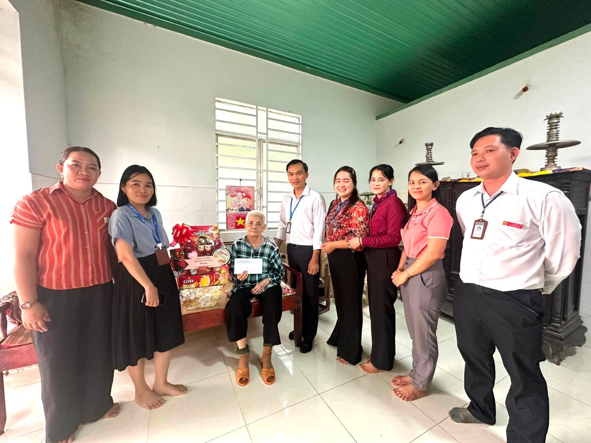 ĐẢNG BỘ UBND PHƯỜNG TÂY NAM TỔ CHỨC THĂM, TẶNG QUÀ CÁC GIA ĐÌNH CHÍNH SÁCH NHÂN KỶ NIỆM 79 NĂM NGÀY THƯƠNG BINH