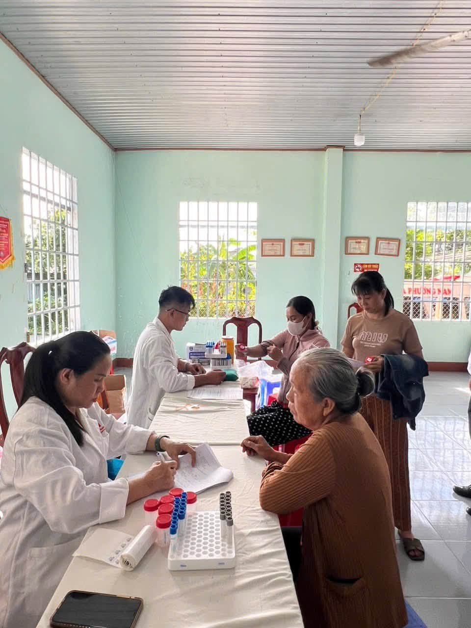 LÃNH ĐẠO UBND PHƯỜNG TÂY NAM ĐẾN THĂM, ĐỘNG VIÊN TẠI CÁC ĐIỂM KHÁM SỨC KHỎE TOÀN DÂN CỦA PHƯỜNG