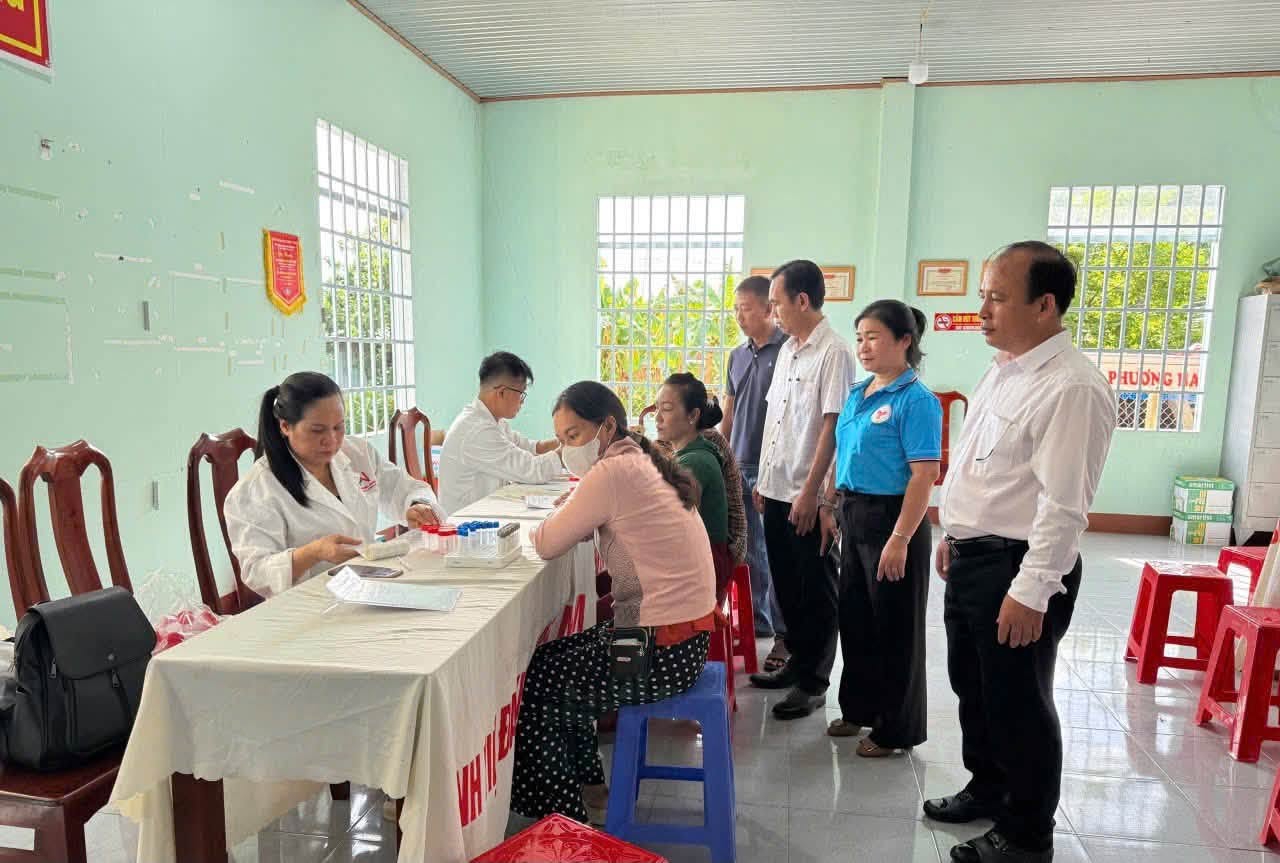 LÃNH ĐẠO UBND PHƯỜNG TÂY NAM ĐẾN THĂM, ĐỘNG VIÊN TẠI CÁC ĐIỂM KHÁM SỨC KHỎE TOÀN DÂN CỦA PHƯỜNG