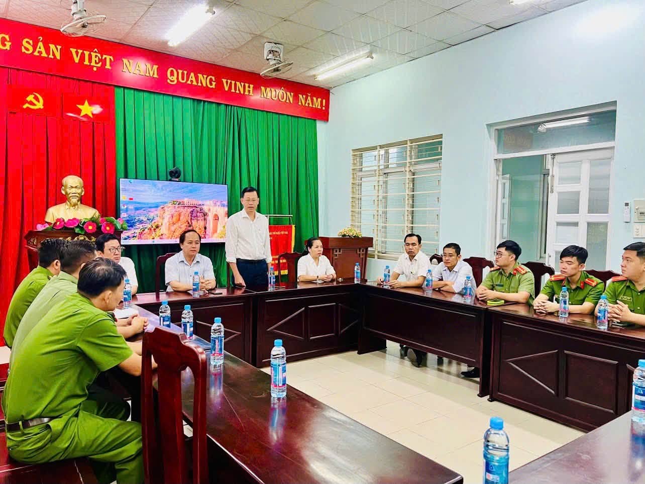 LÃNH ĐẠO PHƯỜNG TÂY NAM THĂM, CHÚC MỪNG CÔNG AN PHƯỜNG NHÂN KỶ NIỆM 81 NĂM NGÀY TRUYỀN THỐNG CÔNG AN NHÂN DÂN VIỆT NAM