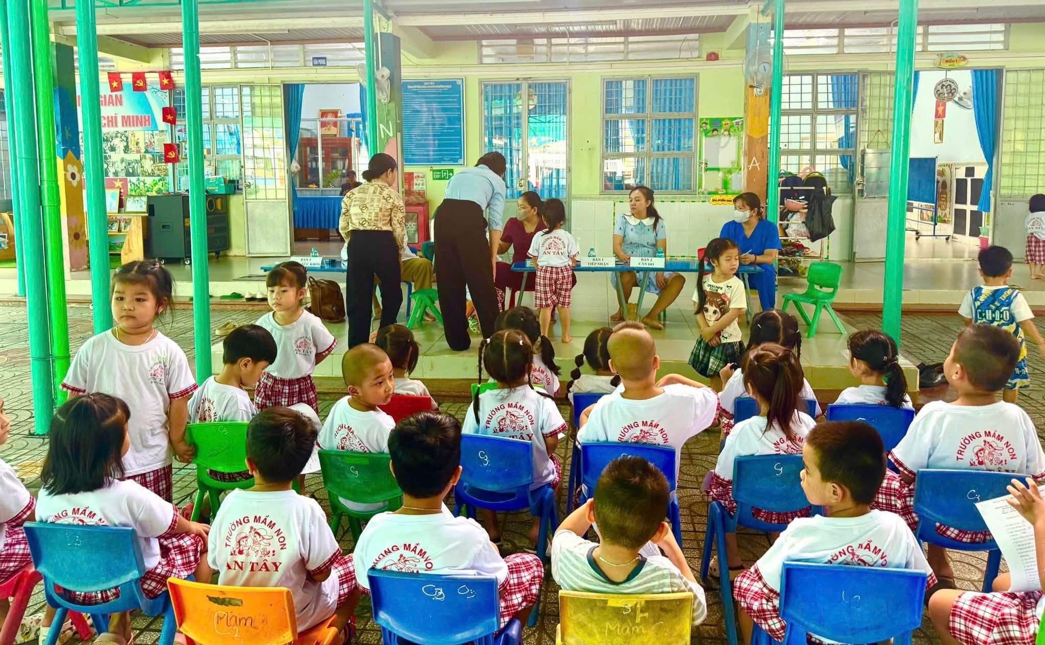 ĐẦU NĂM HỌC MỚI PHƯỜNG TÂY NAM KHÁM SỨC KHỎE HỌC SINH