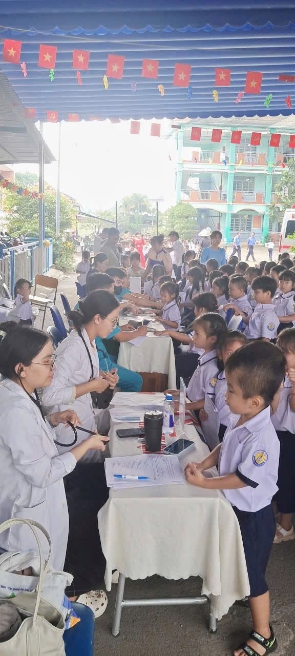 ĐẦU NĂM HỌC MỚI PHƯỜNG TÂY NAM KHÁM SỨC KHỎE HỌC SINH