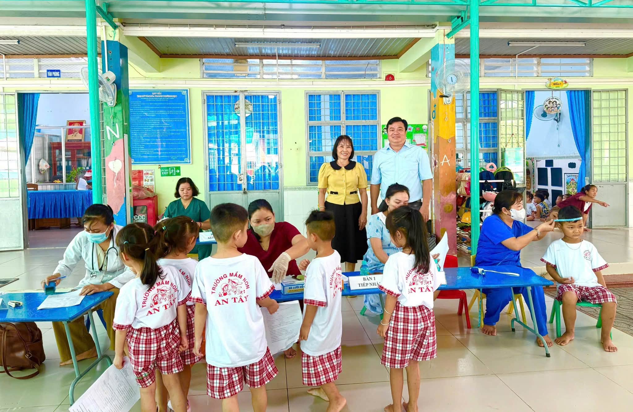 ĐẦU NĂM HỌC MỚI PHƯỜNG TÂY NAM KHÁM SỨC KHỎE HỌC SINH