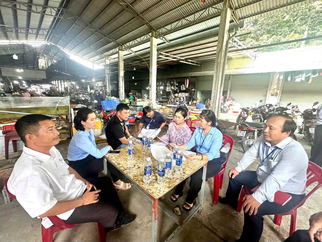 PHƯỜNG TÂY NAM: TRUNG TÂM CUNG ỨNG DỊCH VỤ CÔNG PHƯỜNG KIỂM TRA TÌNH HÌNH HOẠT ĐỘNG TẠI CÁC CHỢ TRÊN ĐỊA BÀN