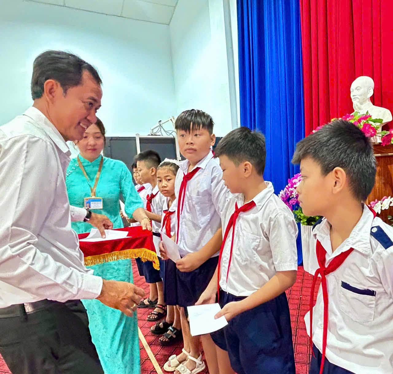Phường Tây Nam: Trao tặng nhiều phần quà ý nghĩa cho học sinh có hoàn cảnh khó khăn nhân dịp đầu năm học mới