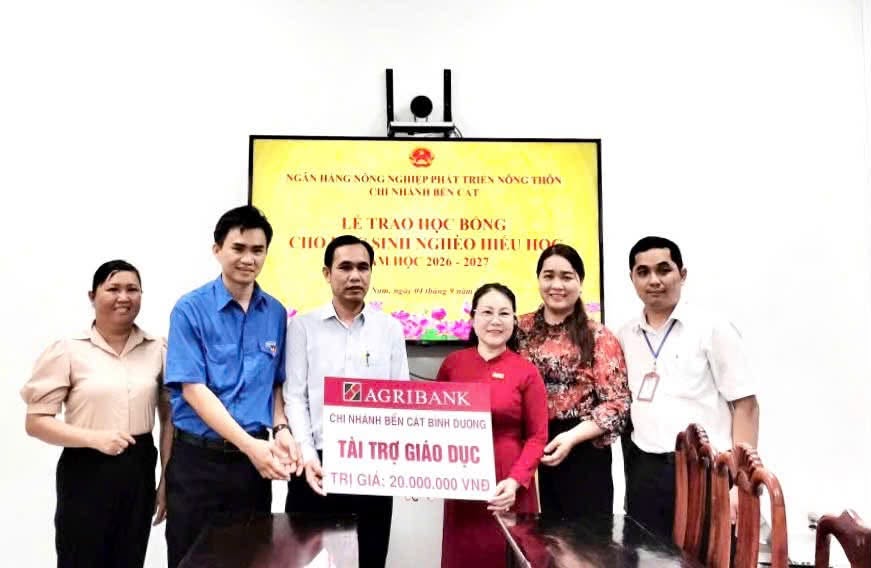 Phường Tây Nam: Trao tặng nhiều phần quà ý nghĩa cho học sinh có hoàn cảnh khó khăn nhân dịp đầu năm học mới