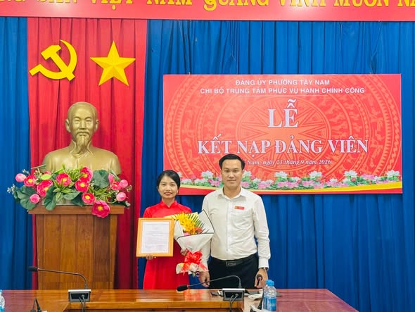 LỄ KẾT NẠP ĐẢNG VIÊN MỚI