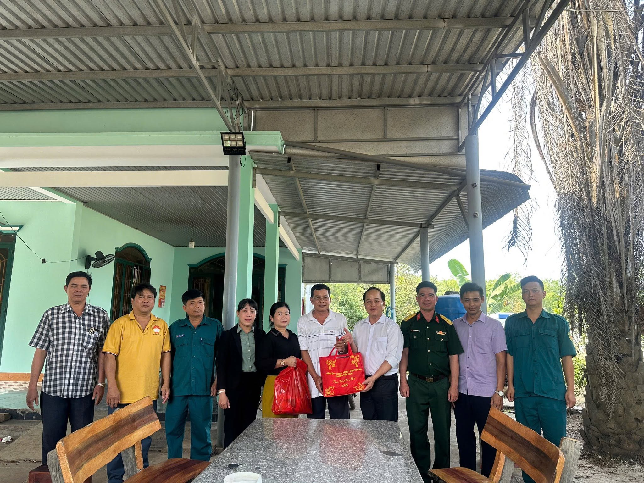 PHƯỜNG TÂY NAM TỔ CHỨC THĂM, TẶNG QUÀ THANH NIÊN TRÚNG TUYỂN NGHĨA VỤ QUÂN SỰ NĂM 2026