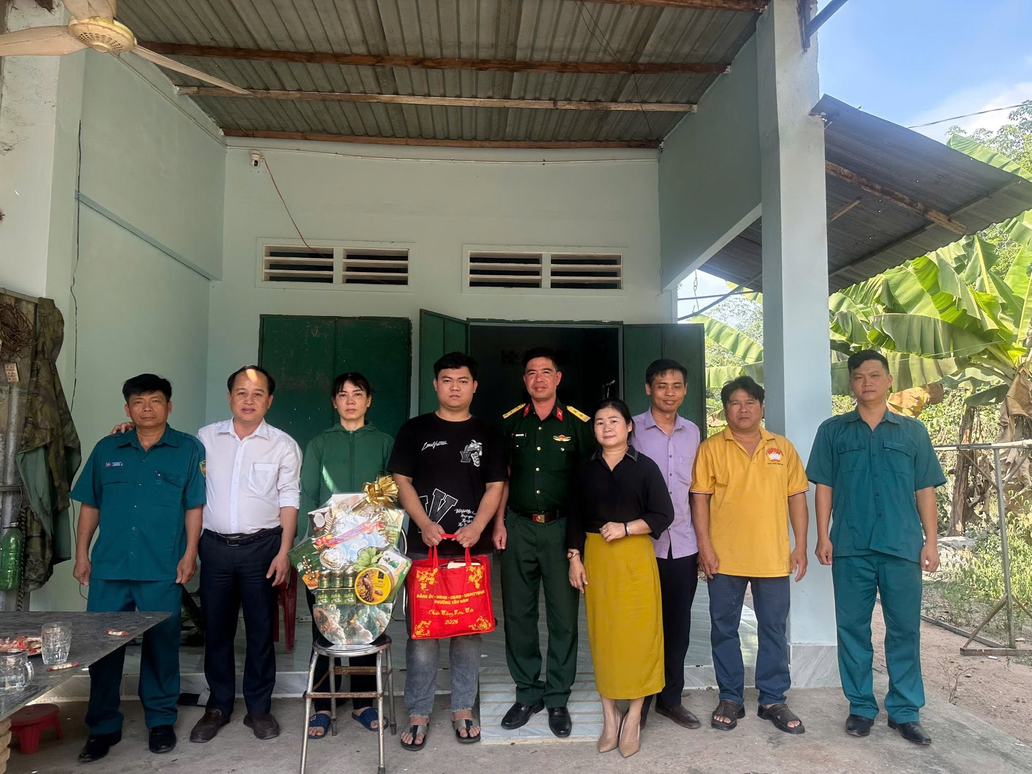 PHƯỜNG TÂY NAM TỔ CHỨC THĂM, TẶNG QUÀ THANH NIÊN TRÚNG TUYỂN NGHĨA VỤ QUÂN SỰ NĂM 2026